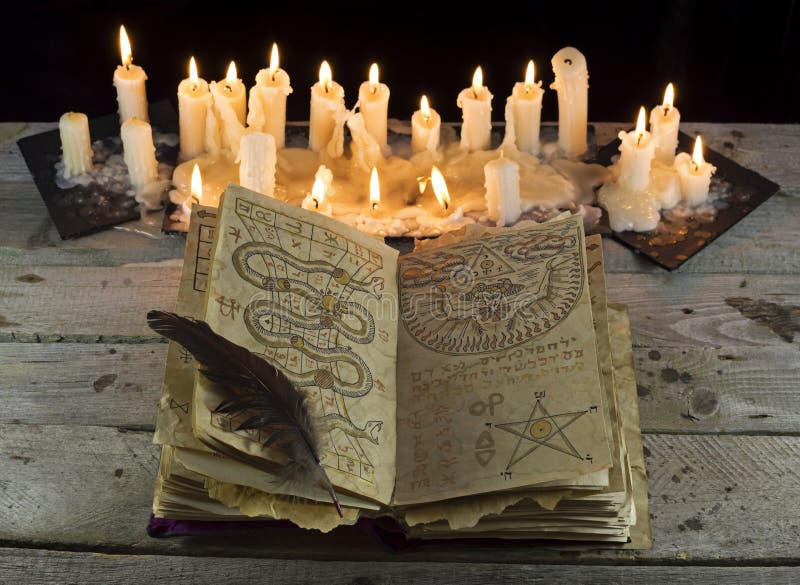 Раскройте книгу Grimoire с свечами стоковые изображения rf Раскройте книгу Grimoire с свечами стоковые изображения rf