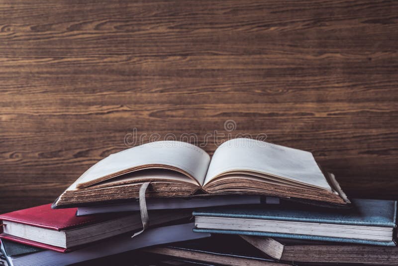Раскройте книгу, книги hardback на деревянной предпосылке стены Открытый космос для текста стоковая фотография Раскройте книгу, книги hardback на деревянной предпосылке стены Открытый космос для текста стоковая фотография