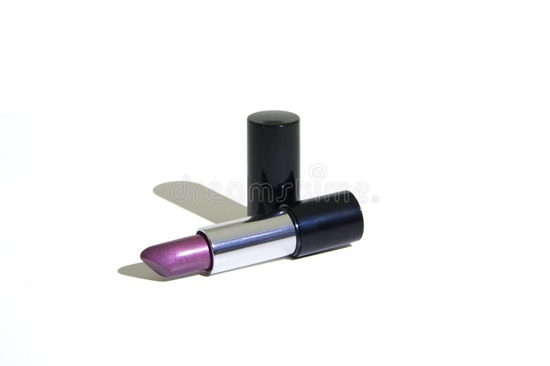 Раскройте цвет губной помады фиолетовый на белой предпосылке