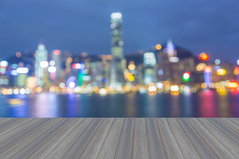 Раскрывая деревянный пол, ноча города освещает взгляд, запачканное bokeh стоковое изображение rf Раскрывая деревянный пол, ноча города освещает взгляд, запачканное bokeh стоковое изображение rf
