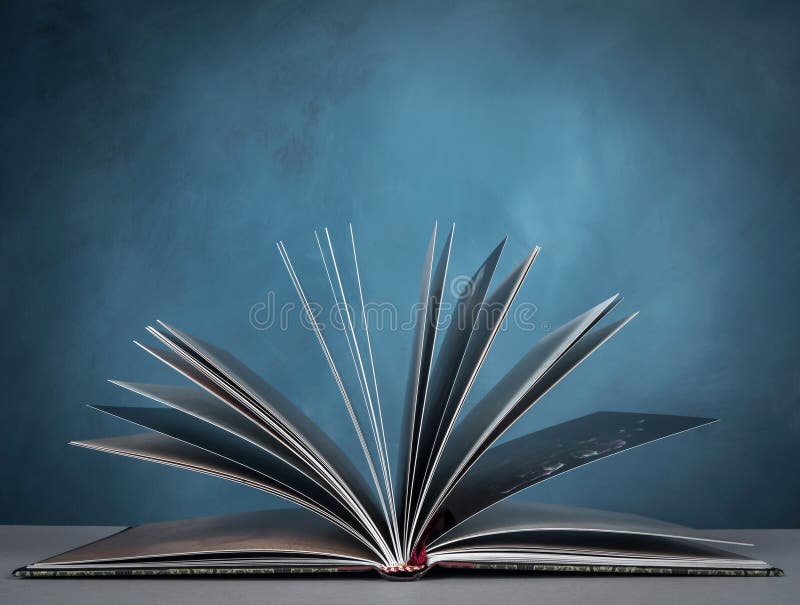 раскрытая книга стоковое изображение rf раскрытая книга стоковое изображение rf