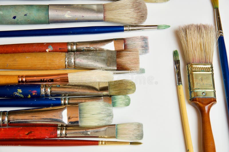 Расположение нескольких paintbrushes ` s художника помещенных под прямым углом стоковые изображения rf Расположение нескольких paintbrushes ` s художника помещенных под прямым углом стоковые изображения rf