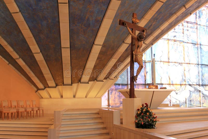 Распятие в церков паломничества Padre Pio, Италии стоковые фото