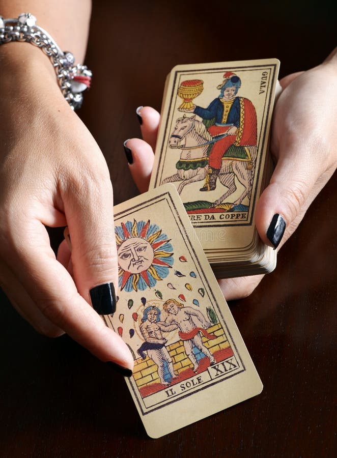 Рассказчик удачи показывая винтажные карточки tarot стоковая фотография rf Рассказчик удачи показывая винтажные карточки tarot стоковая фотография rf