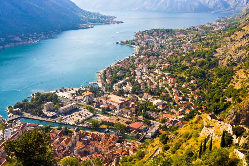 Рассматривающ залив Kotor в Черногории с взглядом гор, шлюпок и старых домов стоковое изображение