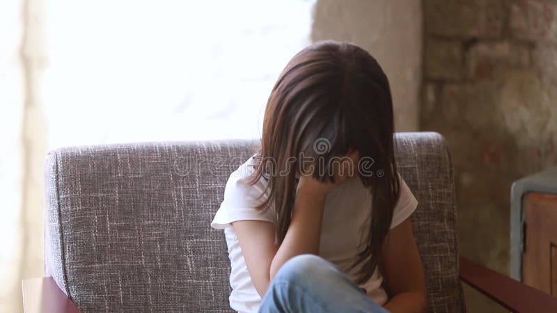 Расстроенная девушка ребенка смотря чувство телефона вспугнутое cyberbullying видеоматериал