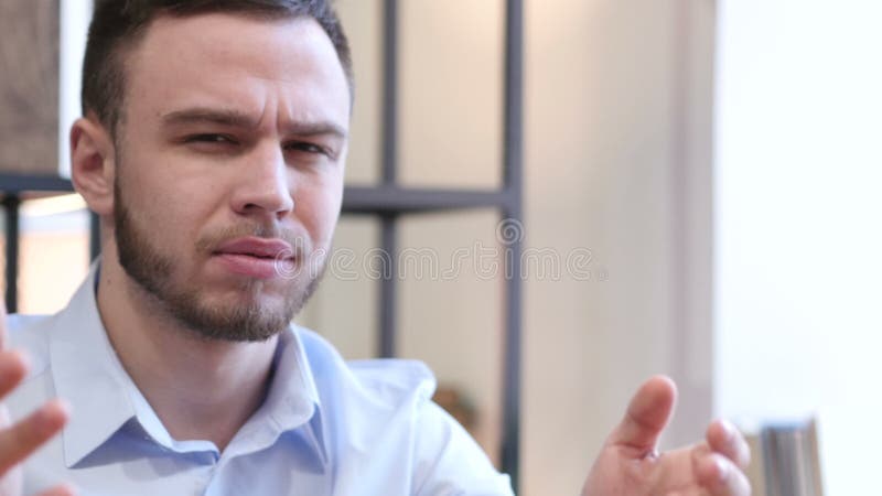 Расстроенный молодой человек после отказа видеоматериал