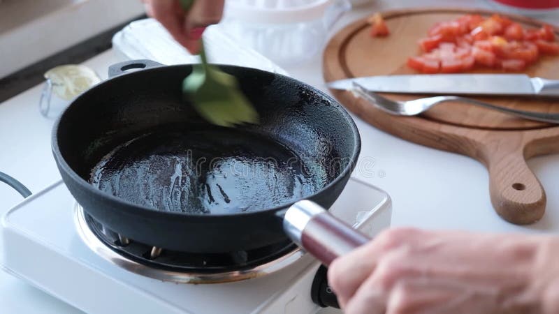 Растаявшее масло шипит в сковороде на плите видеоматериал