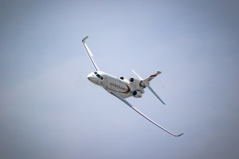 Реактивный самолет авиации общего назначения сокола 8x dassault в полете во время авиасалона В париже. Франция 22-ое июня 2017 стоковая фотография