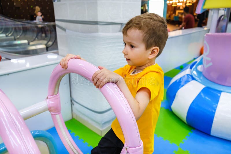 Ребенк потехи ребенка carousel мальчика Счастье стоковая фотография