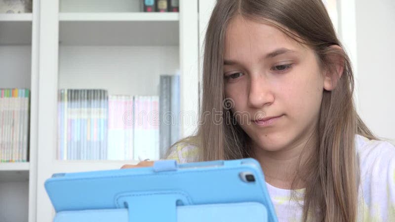 ребенок играет в планшет, просматривая интернет-ребенка, используя цифровой стилус на сенсорном экране девушка пишет сообщения под видеоматериал