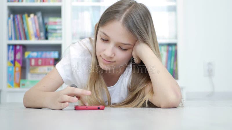 ребенок играет в смартфон подросток девочки просматривают интернет для интернет-покупок на смартфонном устройстве, дети используют сток-видео