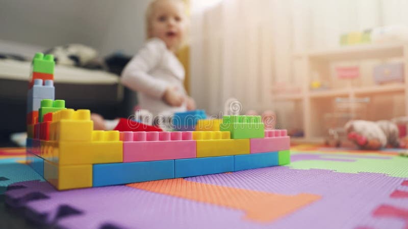 Ребенок играя с игрушками в его комнате видеоматериал