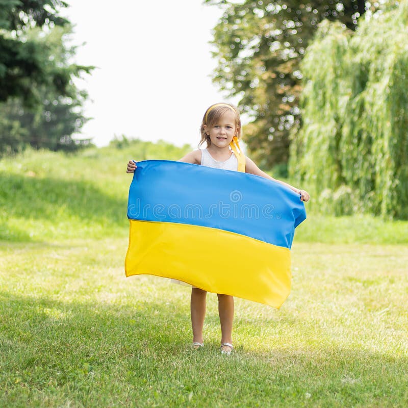 Ребенок носит порхать голубой и желтый флаг Украины в поле День независимости Украины День флага День Конституции Девушка i стоковые фотографии rf Ребенок носит порхать голубой и желтый флаг Украины в поле День независимости Украины День флага День Конституции Девушка i стоковые фотографии rf