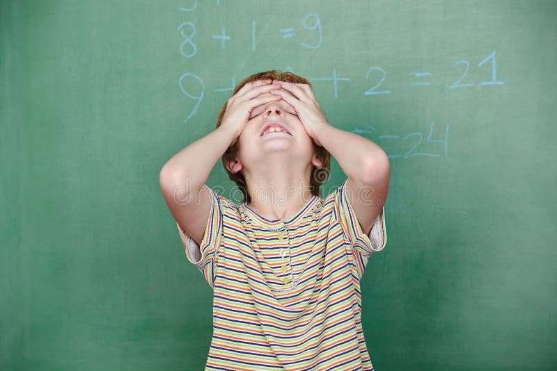 Ребенок с dyscalculia в фронте стоковые изображения Ребенок с dyscalculia в фронте стоковые изображения