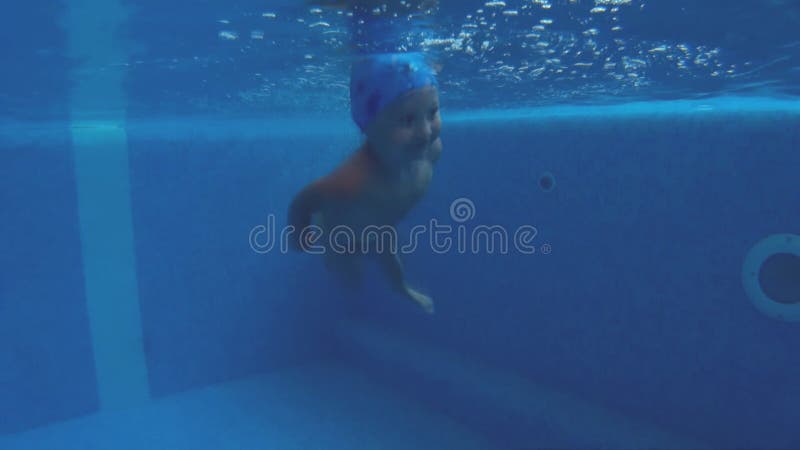 ребенок скачет к бассейну и заплыванию под водой