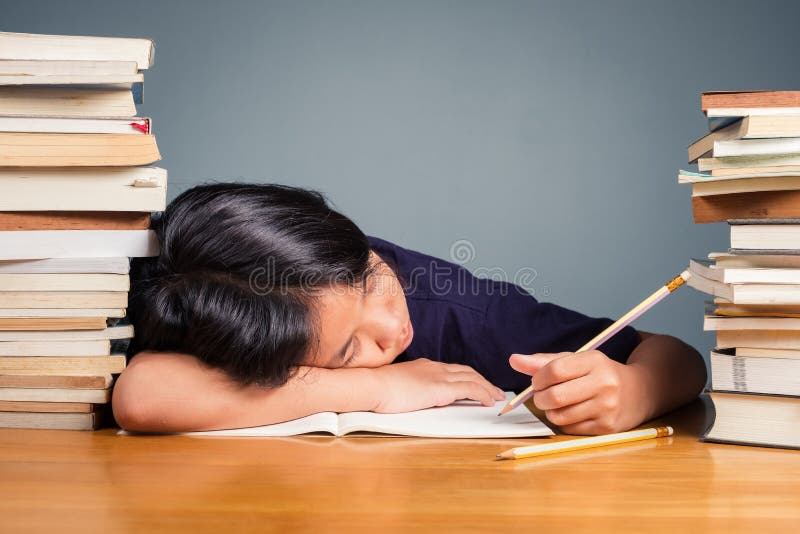 Ребенок устал делать домашнее задание стоковые изображения