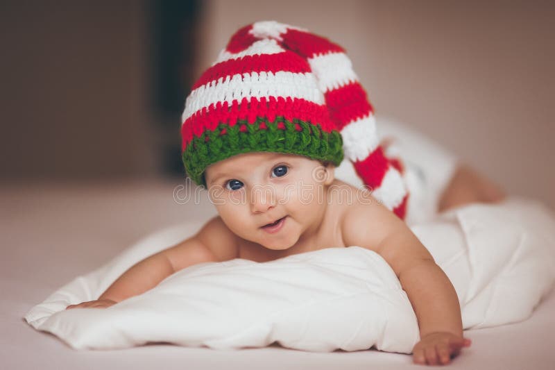 Ребёнок рождества newborn в шляпе стоковое фото Ребёнок рождества newborn в шляпе стоковое фото