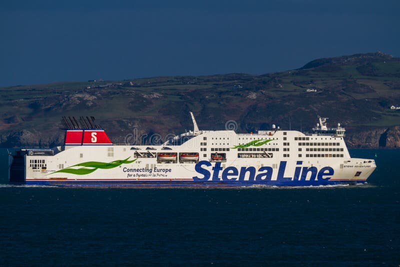 Редакционный, линия корабль Stena парома паромов, ландшафт, побережье в предпосылке стоковое фото rf Редакционный, линия корабль Stena парома паромов, ландшафт, побережье в предпосылке стоковое фото rf