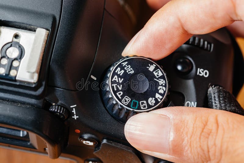 Режим шкалы Av на камере dslr с пальцами на шкале стоковые изображения rf Режим шкалы Av на камере dslr с пальцами на шкале стоковые изображения rf
