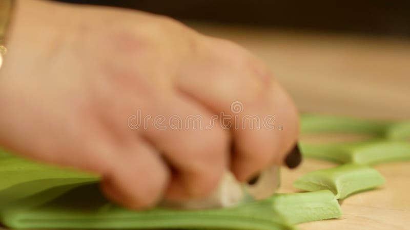 Резать зеленое тесто в круги Khinkali зеленого цвета подготовки с семгами, шпинатом, сыром и сливк