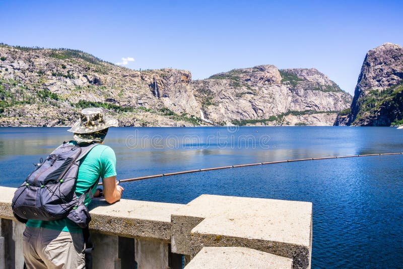 Резервуар Hetch Hetchy на солнечный летний день; Wapama и Tueeulala понижаются видимый внутри на далекой стороне озера; Yosemite стоковые фото