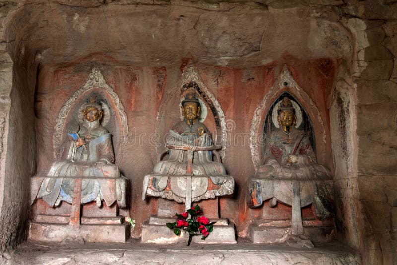 Niches high 1.86 meters, 2.66 meters wide, deep 0.93 m. Three clear niche carved side by side, like, the middle of Yuqing Yuanshi Senior wide side face amount, build five tresses long beard, sitting cross-legged on a tripod clip Shi being. Left for supernatant Lingbao, cheeks Qing Qu, build three lock long beard, his left hand holding Ruyi, sitting cross-legged. Senior moral right is too pure, full face, build hanging cheek beard, eyebrows are white, right hand holding a fan. Three shaped like a flame behind Individually backlit, all with big sleeves robe, tunic hem hood on a square base. Niche inscribed with three religions of ancient cave words, this system later aratamekoku, teach the word aratamekoku marks a discernible. Originally the three clear Kwu Tung undoubtedly. Niches high 1.86 meters, 2.66 meters wide, deep 0.93 m. Three clear niche carved side by side, like, the middle of Yuqing Yuanshi Senior wide side face amount, build five tresses long beard, sitting cross-legged on a tripod clip Shi being. Left for supernatant Lingbao, cheeks Qing Qu, build three lock long beard, his left hand holding Ruyi, sitting cross-legged. Senior moral right is too pure, full face, build hanging cheek beard, eyebrows are white, right hand holding a fan. Three shaped like a flame behind Individually backlit, all with big sleeves robe, tunic hem hood on a square base. Niche inscribed with three religions of ancient cave words, this system later aratamekoku, teach the word aratamekoku marks a discernible. Originally the three clear Kwu Tung undoubtedly.