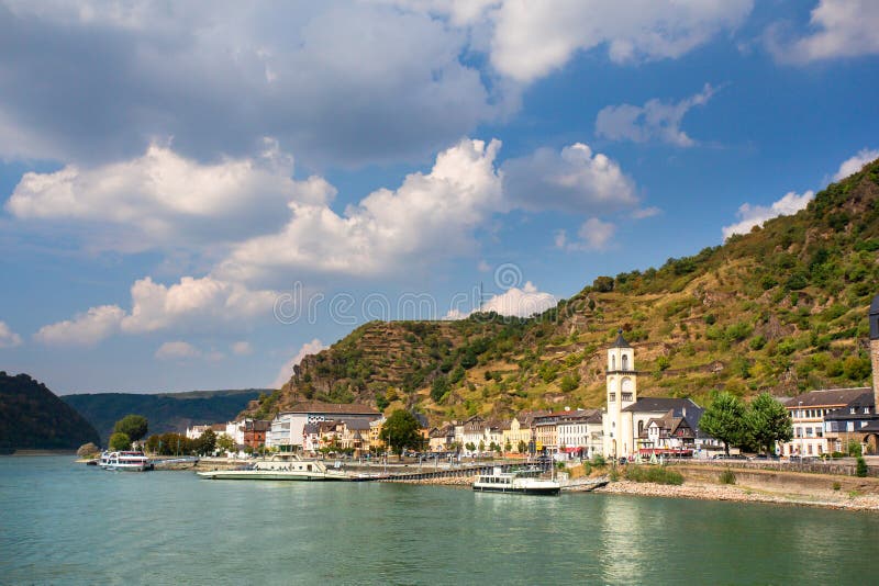 Рейн в Германии с деревней Sankt Goar во взгляде стоковые изображения Рейн в Германии с деревней Sankt Goar во взгляде стоковые изображения