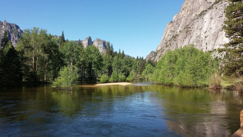 Река Merced, долина Yosemite, Califonia стоковые фотографии rf Река Merced, долина Yosemite, Califonia стоковые фотографии rf