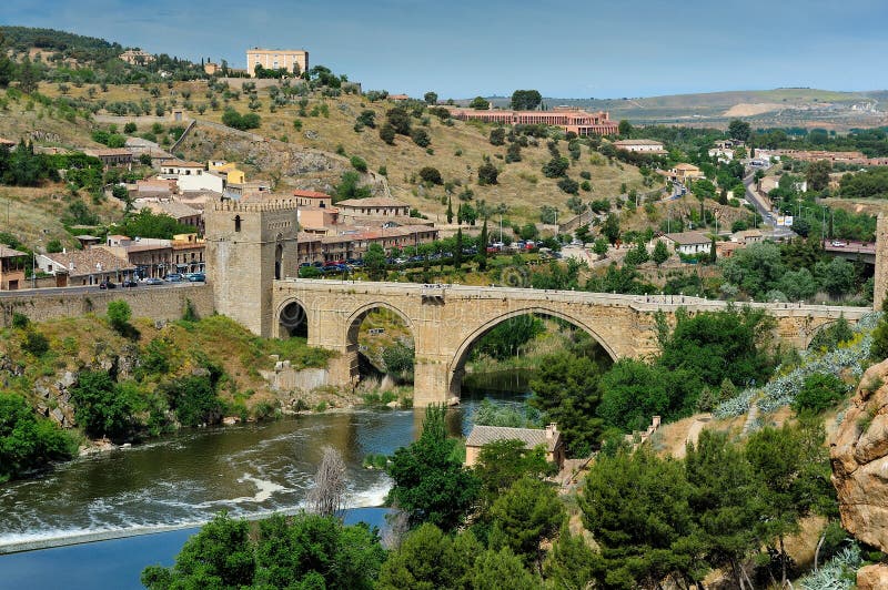 Река Tajo и мост Alcantara, Toledo, Испания стоковые изображения Река Tajo и мост Alcantara, Toledo, Испания стоковые изображения