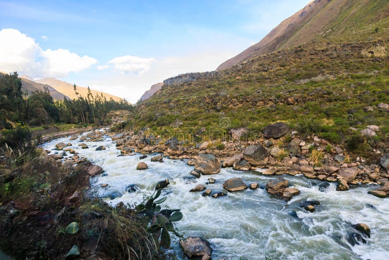 Река Urubamba бежать наряду со следом Inca к Machu Picchu, около Cusco, в Андах Перу стоковые изображения rf Река Urubamba бежать наряду со следом Inca к Machu Picchu, около Cusco, в Андах Перу стоковые изображения rf