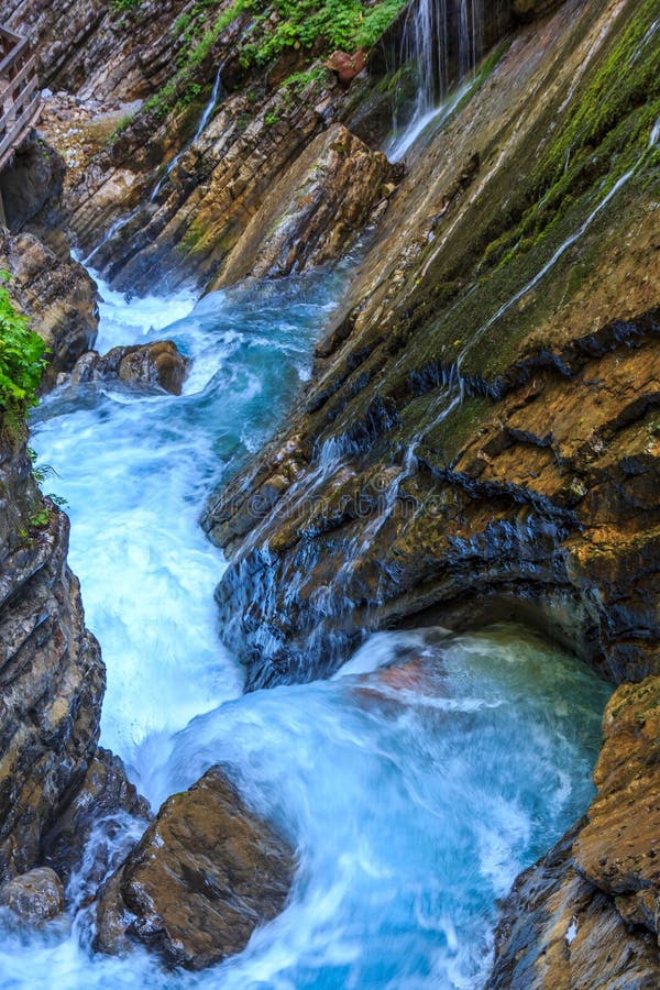 Река горы и водопад в Альпах, Бавария, Германия стоковая фотография
