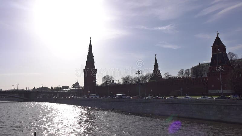 Река Москвы и силуэт Кремля на солнечный день как увидено от шлюпки стоковые изображения rf Река Москвы и силуэт Кремля на солнечный день как увидено от шлюпки стоковые изображения rf
