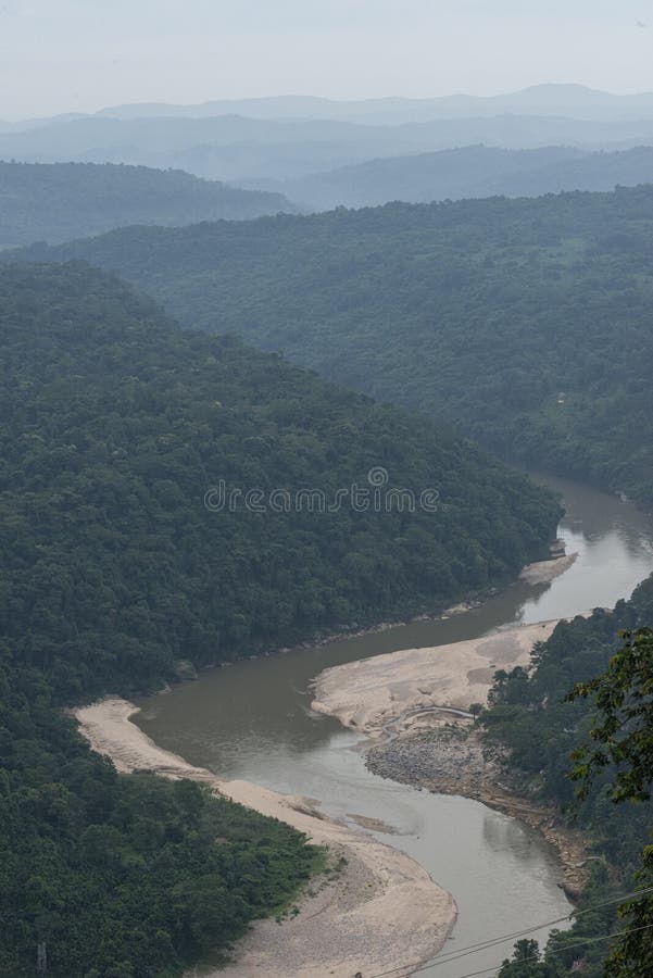 Река пропуская через холмы Garo, Meghalaya Karwani, Индия стоковые фотографии rf Река пропуская через холмы Garo, Meghalaya Karwani, Индия стоковые фотографии rf