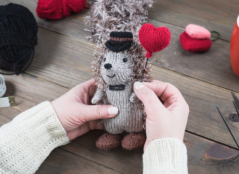 Ремесла вязания крючком игрушки ручной работы amigurumi сыграли вничью стоковая фотография