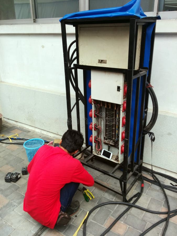 Ремонт Electriciean шкаф наивысшей мощности стоковая фотография rf Ремонт Electriciean шкаф наивысшей мощности стоковая фотография rf