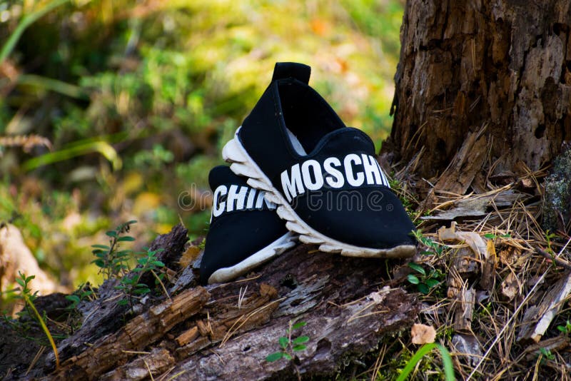Республика Mari El, России - ботинок ` s людей 16-ое сентября 2018, ботинок Moschino unisex стоковое фото Республика Mari El, России - ботинок ` s людей 16-ое сентября 2018, ботинок Moschino unisex стоковое фото