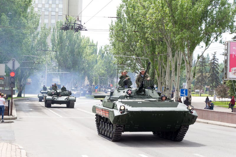 Республика людей Донецка, Донецка, †«9-ое мая 2019 Украины: Советский корабль штурма, armored танки T-72 и различные войска стоковые изображения Республика людей Донецка, Донецка, †«9-ое мая 2019 Украины: Советский корабль штурма, armored танки T-72 и различные войска стоковые изображения