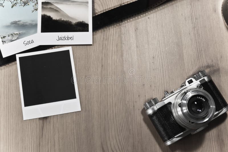 Ретро винтажная концепция фотографии 3 немедленных карточек рамок фото на деревянной предпосылке с старой прокладкой камеры и фил стоковая фотография Ретро винтажная концепция фотографии 3 немедленных карточек рамок фото на деревянной предпосылке с старой прокладкой камеры и фил стоковая фотография