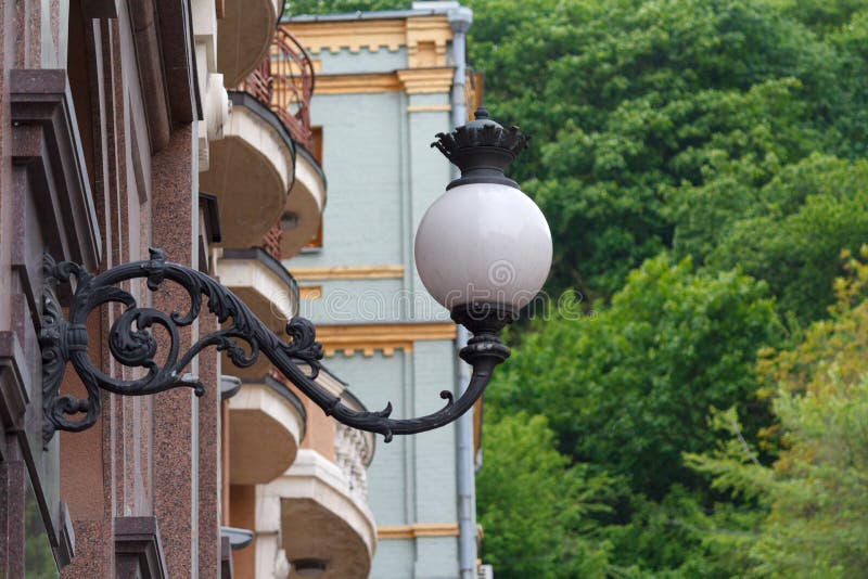 Ретро смертная казнь через повешение фонарика на стене стоковое фото