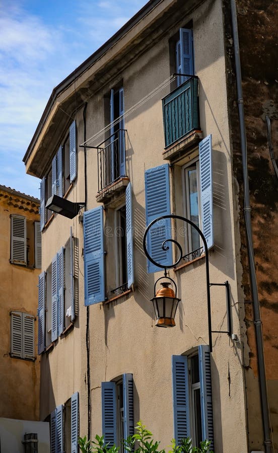 Ретро фонарь на стене здания Antibes Франции стоковое изображение