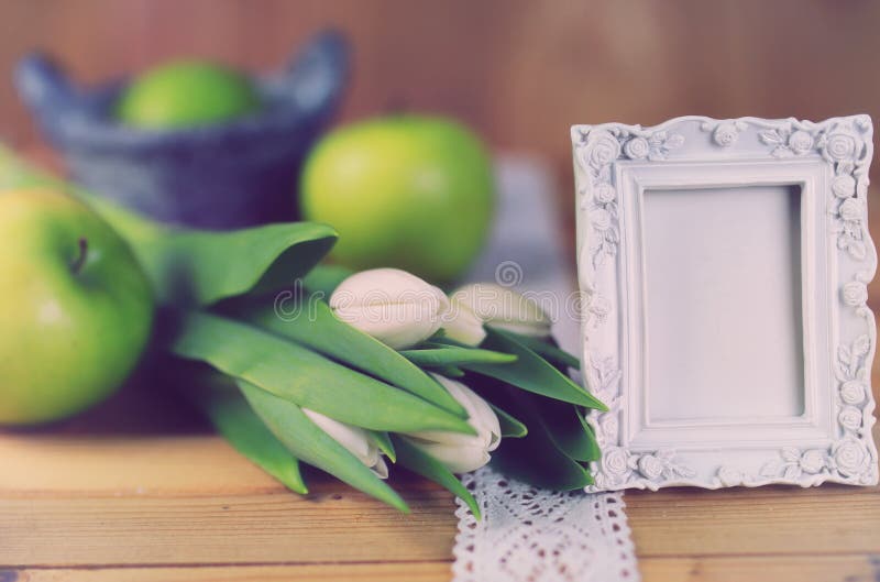 ретро фото белый тюльпан яблоко деревянный стоковые фотографии rf