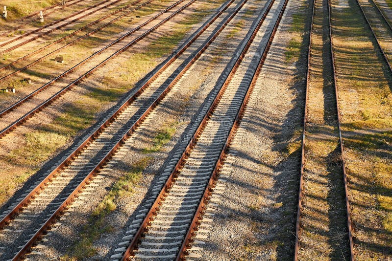 Ржавые гравии на железнодорожные пути. Вид сверху стоковая фотография