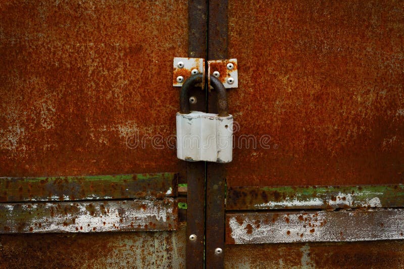 Ржавые закрытые двери с старомодным padlock стоковое изображение Ржавые закрытые двери с старомодным padlock стоковое изображение