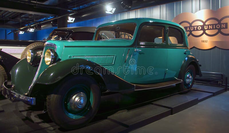 РИГА, ЛАТВИЯ - 16-ОЕ ОКТЯБРЯ: Ретро автомобиль музея мотора Derer W240 Риги года 1935 болезненного, 16-ое октября 2016 в Риге, Ла стоковые фото РИГА, ЛАТВИЯ - 16-ОЕ ОКТЯБРЯ: Ретро автомобиль музея мотора Derer W240 Риги года 1935 болезненного, 16-ое октября 2016 в Риге, Ла стоковые фото