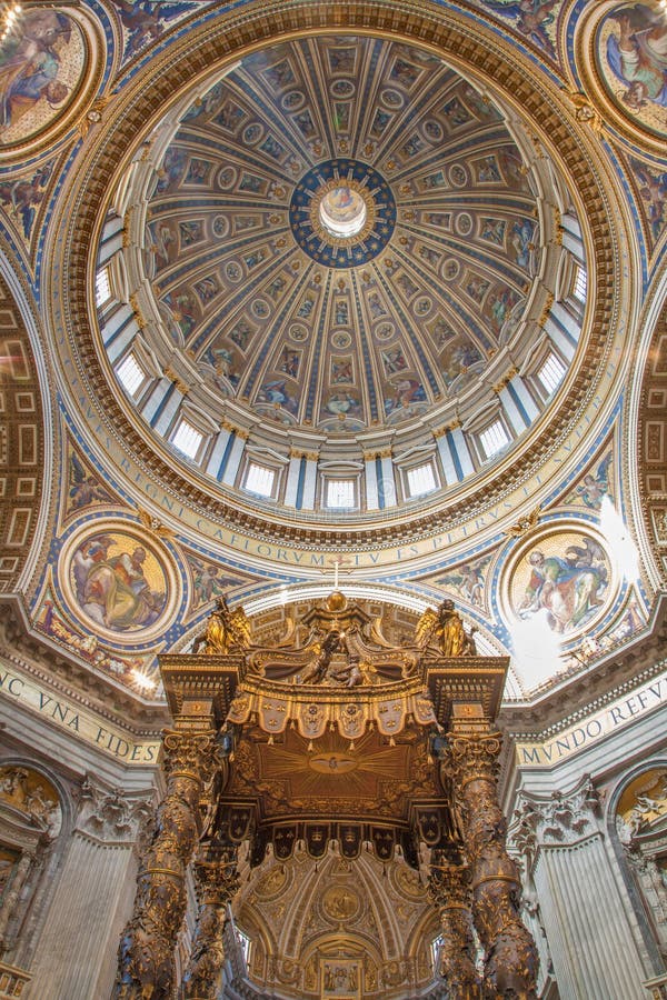 Рим - Baldachin Bernini и куполок в Базилике di Сан Pietro - базилике St Peter s. стоковое фото rf Рим - Baldachin Bernini и куполок в Базилике di Сан Pietro - базилике St Peter s. стоковое фото rf