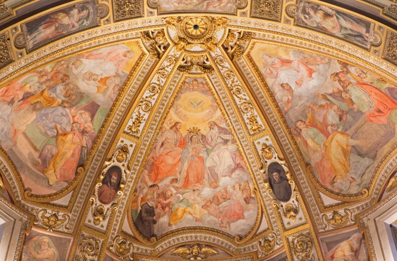 Рим - фреска в бортовой апсиде al Corso Chiesa San Marcello церков Коронование, Dormition и предположение девой марии стоковое фото Рим - фреска в бортовой апсиде al Corso Chiesa San Marcello церков Коронование, Dormition и предположение девой марии стоковое фото