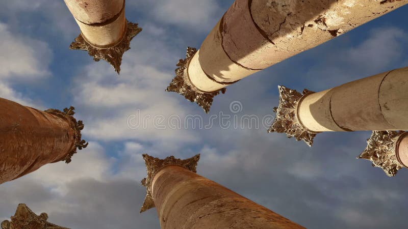 Римские столбцы в йорданськом городе Jerash Gerasa города древности, прописных и самых больших провинции Jerash, Джордана