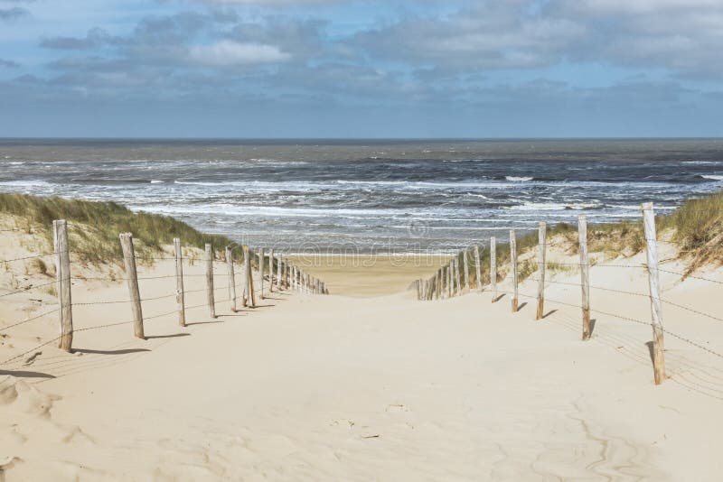 Ринв пути дюны к пляжу Zandvoort, Нидерланд стоковые фотографии rf Ринв пути дюны к пляжу Zandvoort, Нидерланд стоковые фотографии rf
