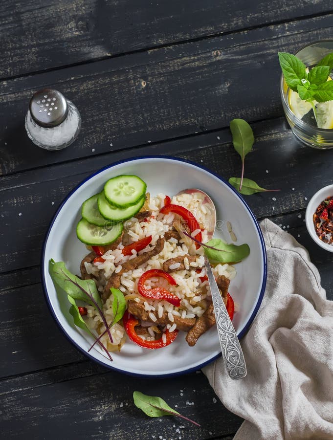 Рис с мясом и сладостным красным перцем Здоровый очень вкусный обед стоковая фотография Рис с мясом и сладостным красным перцем Здоровый очень вкусный обед стоковая фотография